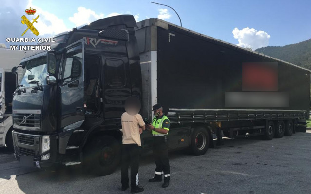 Un agente intercepta al conductor del camión