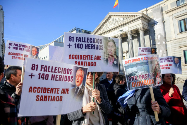 Miembros de la plataforma de víctimas del accidente del tren Alvia en la curva de Angrois (Santiago de Compostela), ocurrido el 24 de julio de 2013, se concentran con pancartas de protesta.