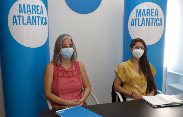 La portavoz del grupo municipal de Marea Atlántica, María García, y la de la coordinadora de la organización, Inés Cebreiro, comparecen en rueda de prensa