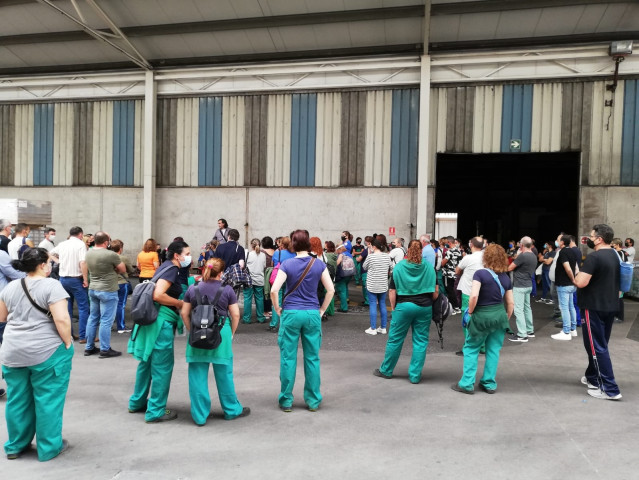 Asamblea de trabajadores de Maderas Iglesias, en O Porriño (Pontevedra).