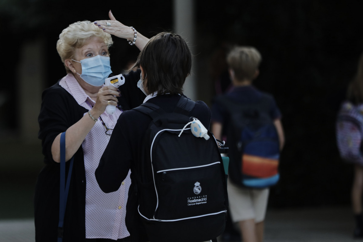 Toma de temperatura a alumnos del Colegio Privado Alameda de Osuna durante el primer día del curso escolar 2020-2021, en Madrid (España) a 7 de septiembre de 2020.
