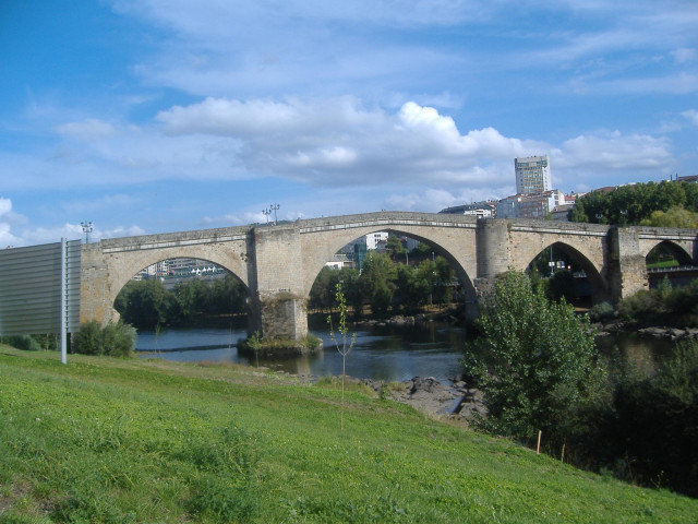 Vista frontal del puente romano de Ourense