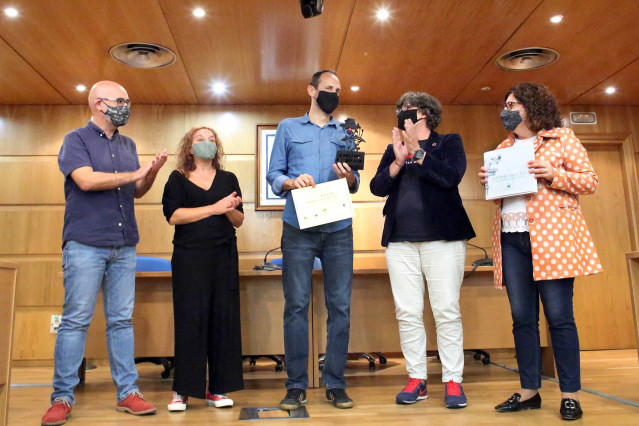 El autor gaditano José Luis Baños de Cos recibe el III Premio Roberto Vidal Bolaño de teatro por su obra 'A cámara escura'