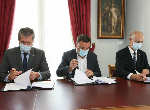 Firma del convenio entre Abanca y la Diputación de A Coruña.