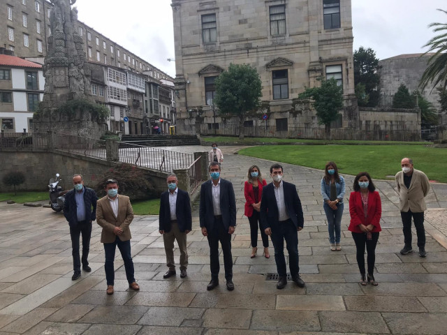 El secretario xeral del PSdeG, Gonzalo Caballero, junto a alcaldes y alcaldesas socialistas en la ejecutiva de la Fegamp