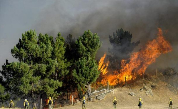 Desalojan 2 casas, en Cudeiro, Ourense por el humo de un fuego forestal