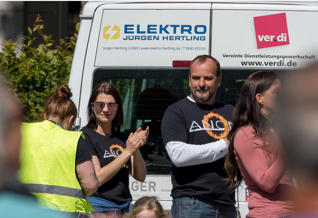 QAnon, la conspiración anti élites y pro Trump, arraiga en Europa