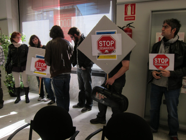 El colectivo Stop Desahucios Compostela, en una sucursal bancaria