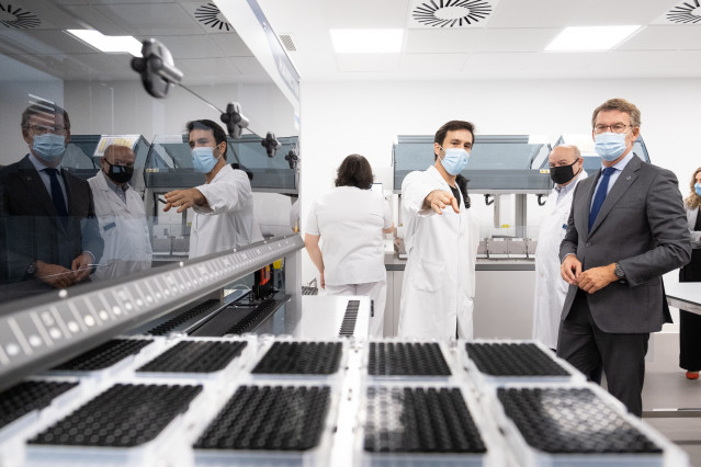 El presidente de la Xunta, Alberto Núñez Feijóo, acompañado del conselleiro de Sanidade, Julio García Comesaña, visita el nuevo laboratorio de Miccrobiología del Instituto de Investigación Sanitaria Galicia Sur, en el  Hospital Álvaro Cunqueiro de Vigo.