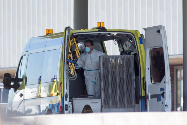 Un profesional sanitario prepara la camilla para bajar de la ambulancia a un paciente con Covid-19 que ha sido trasladado desde el Hospital de O Incio al Hospital de Lugo, Galicia (España), a 3 de septiembre de 2020. El centro de O Incio ha registrado ya