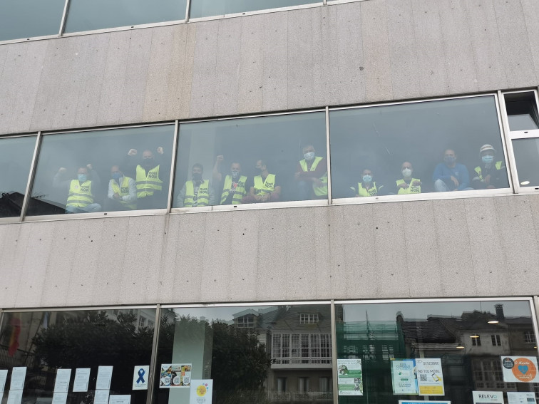Encierro de los empleados de Alcoa en los concellos de Xove y Viveiro por la venta de la planta