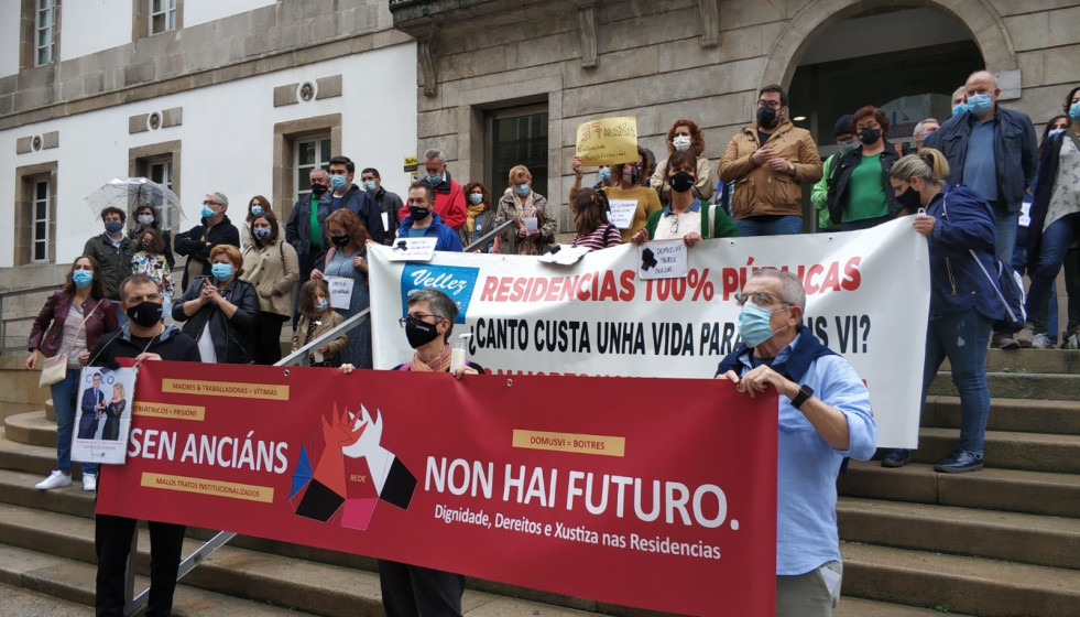 Manifestación de familiares de usuarios de residencias por el centro de Vigo promovida por la federación REDE.