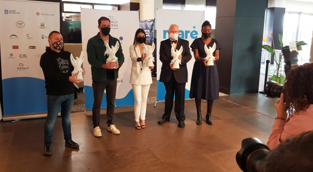 Artistas premiados por el certamen 'aRi[t]mar' del Festival Cantos na Maré, celebrado en el Hotel NH Collection de Santiago.