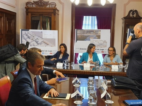 Reunión entre la presidenta de ADIF, Isabel Pardo de Vera, la alcaldesa de Lugo, Lara Méndez, y la conselleira de Infraestruturas e Mobilidade, Ethel Vázquez, para abordar el convenio de la estación intermodal.