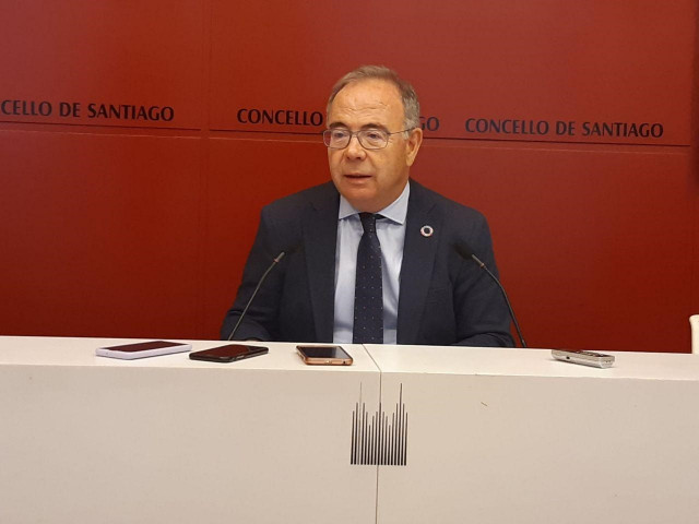 El alcalde de Santiago, Xosé Sánchez Bugallo, en la rueda de prensa