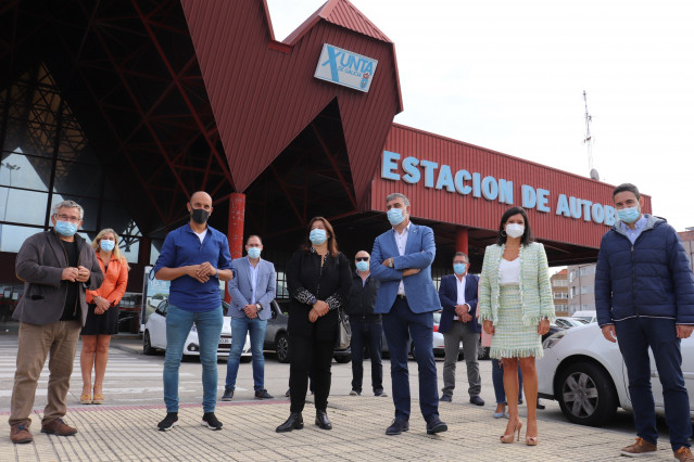Alcaldes y portavoces del PP en la comarca de Vigo, ante la estación de buses de la ciudad olívica.