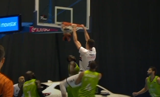 Birutis destrozando el aro en su primer partido de la ACB, cuando fue elegido mejor jugador de la jornada