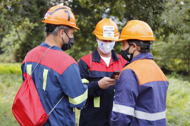 Representantes del comité de empresa de Alcoa a las puertas del Pazo de Cea, antes de la celebración de una mesa de negociación convocada por la compañía, en Nigrán, Pontevedra, Galicia (España), a 28 de septiembre de 2020.
