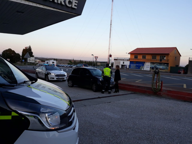 Investigada una conductora de A Coruña hallada ebria recostada en el vehículo con un menor detrás.