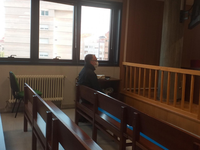 Entrenador vigués acusado de abusos sexuales a una menor, en la segunda jornada del juicio celebrado en la sección quinta de la Audiencia Provincial de Pontevedra.