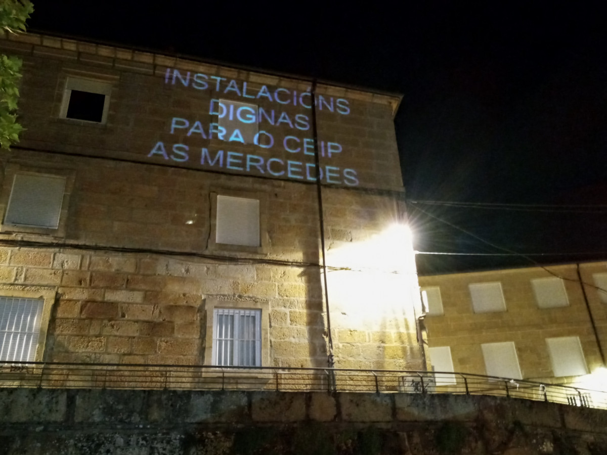 Los padres proyectaron su protesta en la fachada del Colegio antes del brote