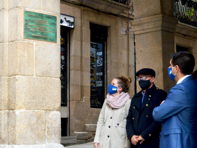 Ourense dedica una placa homenaje al cineasta José Luis Cuerda.