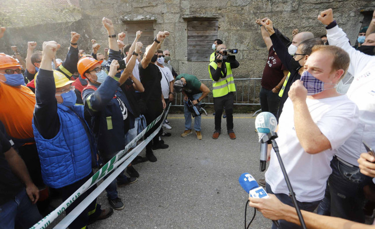 Los trabajadores bloquean la salida de aluminio de Alcoa San Cibrao pero la multinacional sigue enrocada