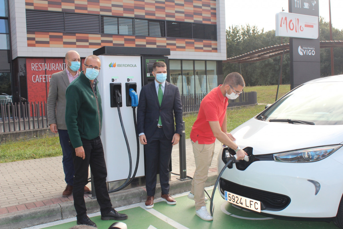 El alcalde de Nigrán, Juan González, junto a responsables de ACEUVE e Iberdrola, en la puesta en funcionamiento de una 'electrolinera' de carga rápida, en el parque empresarial de Porto do Molle.