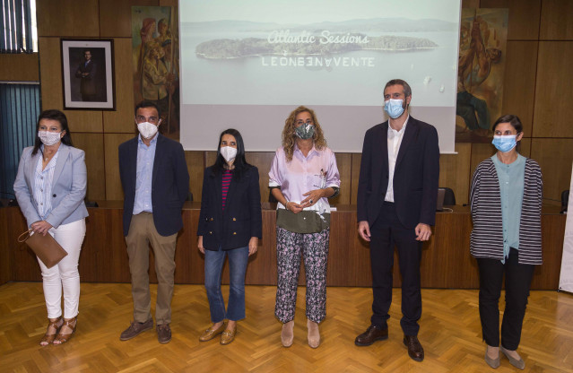 La presidenta de la Diputación de Pontevedra, Carmela Silva; el alcalde de Vilagarcía, Alberto Varela; y la directora de Atlantic Fest, Susana Laya, entre otros, en la presentación del vídeo promocional del evento, 'Atlantic Sessions'.