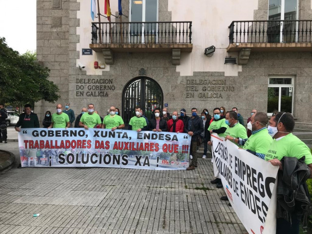 Representantes de empresas auxiliares de Endesa en As Pontes se movilizan ante la Delegación del Gobierno