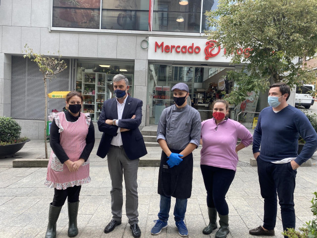 Los concejales del PP, Alfonso Marnotes y Jesús Marco, con comerciantes del Mercado de Progreso, frente a las instalaciones del mercado.