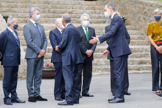 El Rey Felipe VI (d), saluda a su llegada a la inauguración del II Foro La Toja
