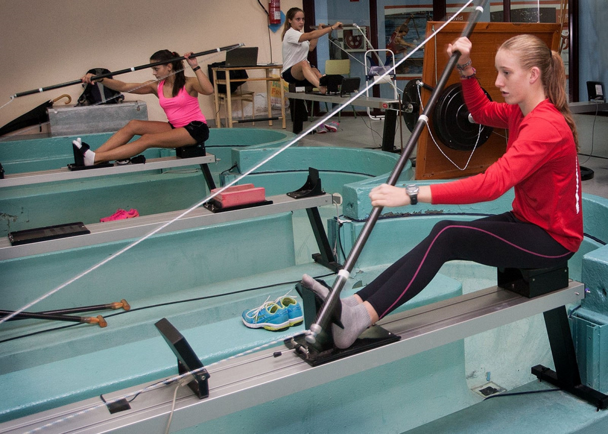 Deportistas practicando piragüismo en un gimnasio