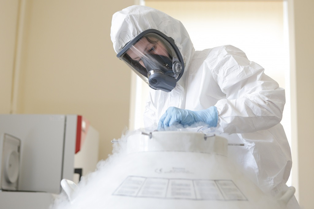 Una investigadora del Centro Nacional Gamaleya en los ensayos de la vacuna rusa Sputnik V