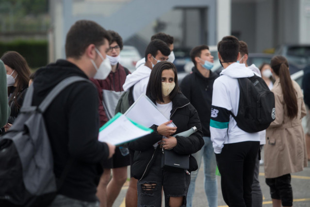 Estudiantes de bachillerato minutos antes de entrar a las instalaciones del IES Vilar Ponte.