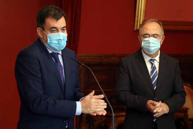 El titular de Cultura, Román Rodríguez, y el alcalde de Santiago, Xosé Sánchez Bugallo.