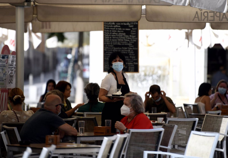 ​La fuerte dependencia del sector servicios puede castigar de forma más severa a España durante esta crisis