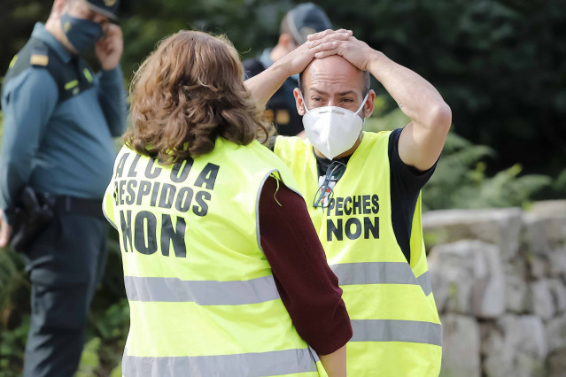 Representantes del comité de empresa de Alcoa a las puertas del Pazo de Cea, antes de la celebración de una mesa de negociación convocada por la compañía, en Nigrán, Pontevedra, Galicia (España), a 28 de septiembre de 2020. La reunión tiene lugar horas de