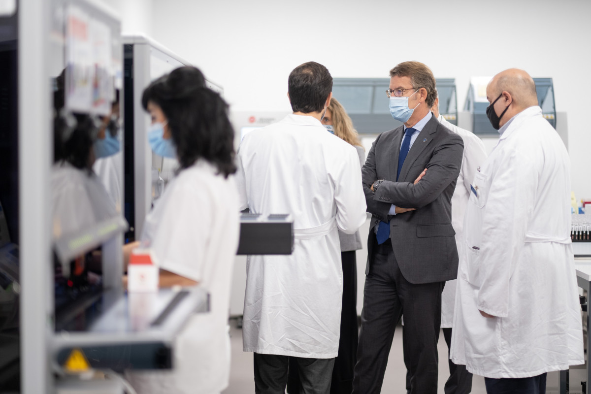 Feiju00f3o visitando el nuevo laboratorio de pooling para pruebas del coronavirus en Vigo en una imagen distribuida por la Xunta en septiembre