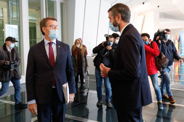 El presidente de la Xunta, Alberto Núñez Feijóo, y el de la FEgamp, Alberto Varela, en la Cidade da Cultura con motivo de una reunión extraordinaria en la que participaron otros tres conselleiros y miembros de la dirección de la asociación de municipios