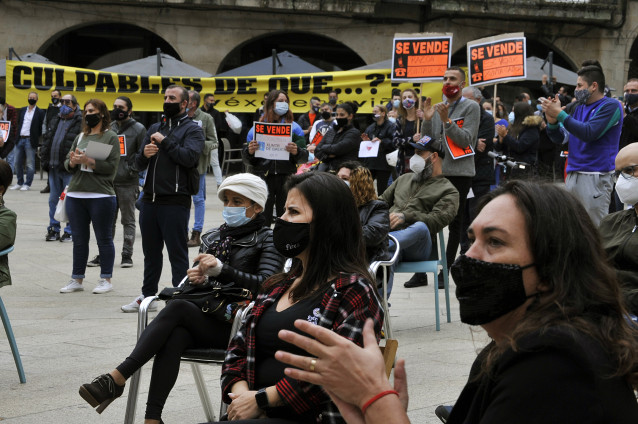Manifestantes protestan durante una concentración convocada por AROU (Asociación de Restaurantes de Ourense) un día antes del confinamiento de la ciudad debido al incremento de casos de Covid-19, en Ourense, Galicia (España) a 8 de octubre de 2020.