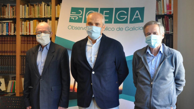 El director del Observatorio Eólico de Galicia, Xabier Simón (centro), y los responsables de la Fundación Isla Couto (d)  y de la Fundación Juana de Vega (i).