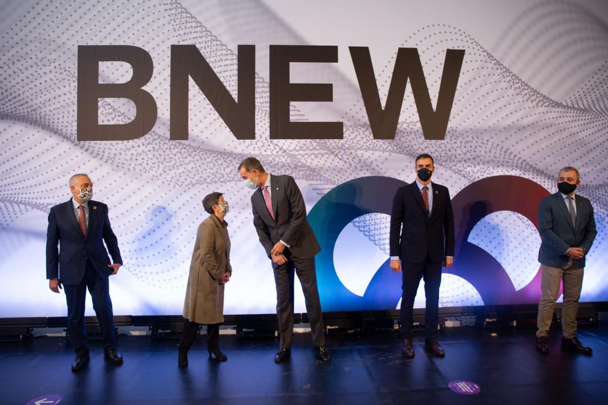 La delegada del Gobierno en Catalunya, Teresa Cunillera; y el Rey Felipe VI mantienen una conversación en una fotografía de familia junto al director general de Tráfico, Pere Navarro (i); el presidente del Gobierno, Pedro Sánchez (2d);