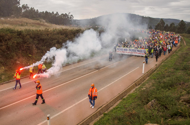 Marcha de estudiantes de secundaria en defensa de la fábrica de aluminio Alcoa en San Cibrao, Lugo, a 11 de octubre de 2020.