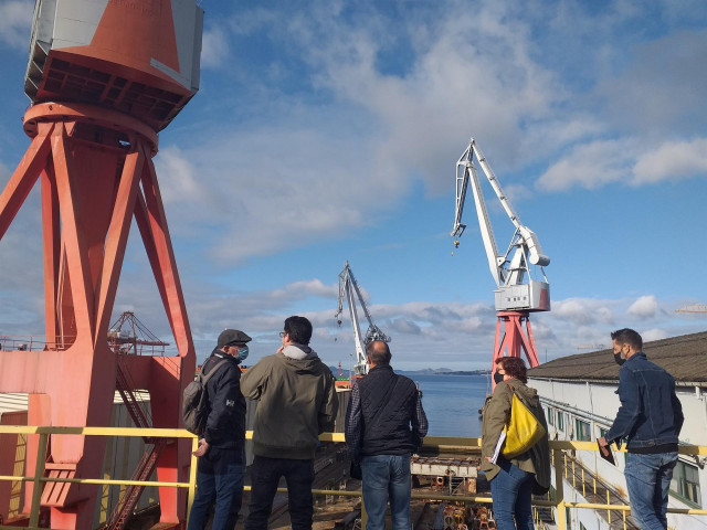 Diputados del BNG y extrabajadores de Vulcano, en una visita a las instalaciones del astillero, en el barrio vigués de Teis.