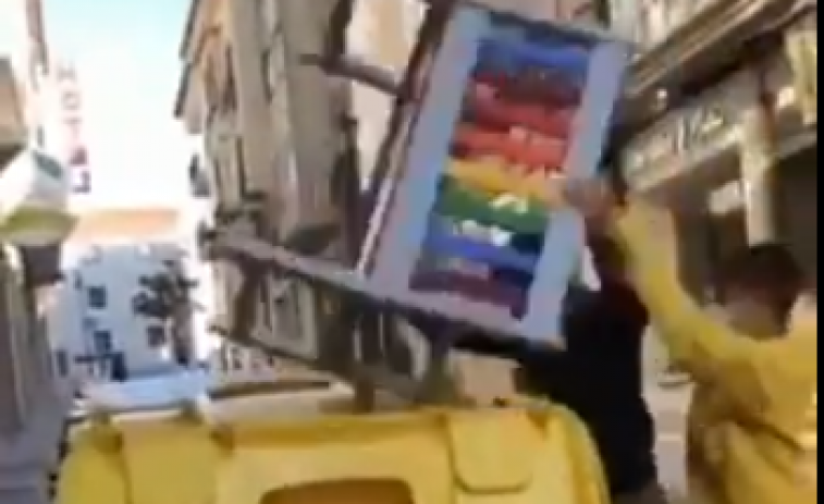 (VÍDEO) Identificados los menores que arrancaron los bancos con la bandera arcoiris en Cambados