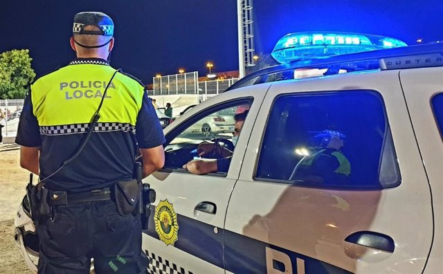 Denuncian al propietario de un local de Ferrol en el que había unos 50 jóvenes de fiesta sin mascarilla