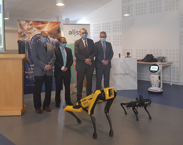 El presidente del Consejo Social de la UVigo, Ernesto Pedrosa; el director general de Alisys,Eduardo Gómez; el rector de la UVigo, Manuel Reigosa; y el director de las JAI, José Ignacio Armesto; posan con los tres robots