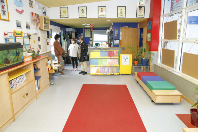 El concejal de Educación de A Coruña, Jesús Celemín, visita la escuela infantil Carricanta