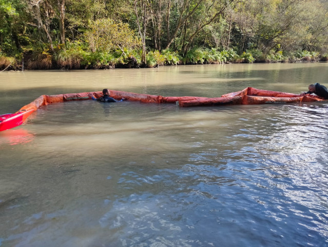 Instalación de barreras en el río Eume, donde vertidos han obligado a prohibir el consumo de agua en Pontedeume.